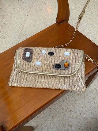 Bolso de mano tejido con adornos