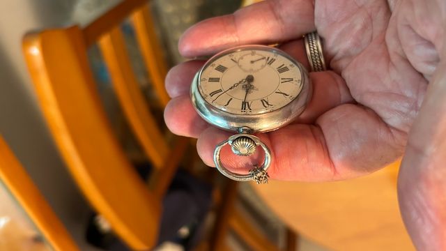 Reloj de bolsillo plateado