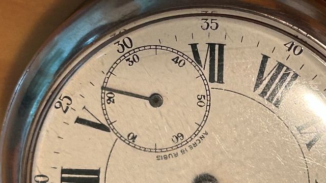 Reloj de bolsillo plateado