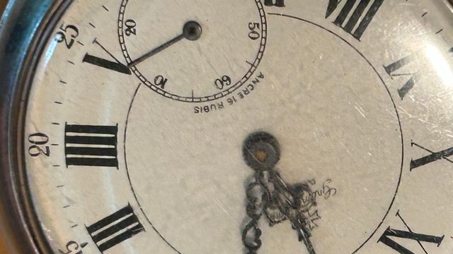 Reloj de bolsillo plateado