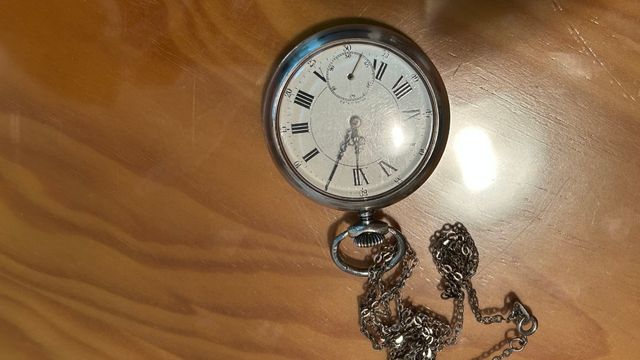 Reloj de bolsillo plateado