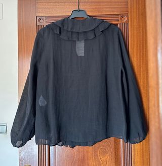 Camisa Zara negra con volantes. Talla XL