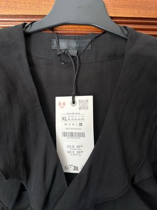 Camisa Zara negra con volantes. Talla XL
