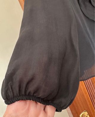 Camisa Zara negra con volantes. Talla XL