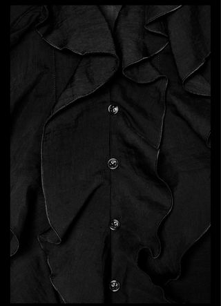 Camisa Zara negra con volantes. Talla XL