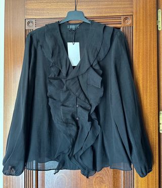 Camisa Zara negra con volantes. Talla XL