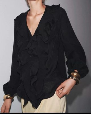 Camisa Zara negra con volantes. Talla XL