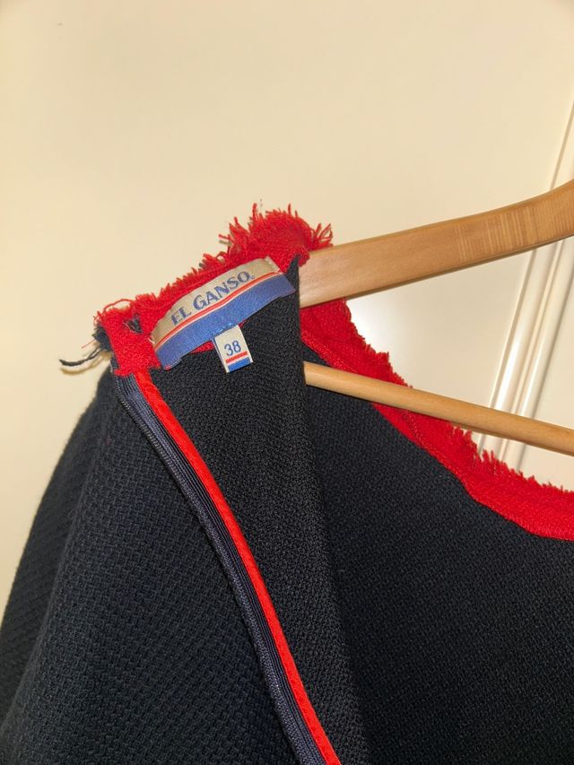 Vestido azul con volantes rojos