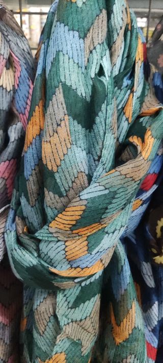 Bufanda con estampado de escamas