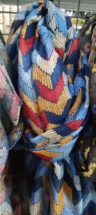 Bufanda con estampado de escamas