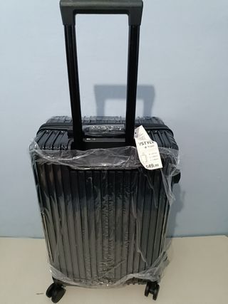 Maleta de viaje negra con ruedas