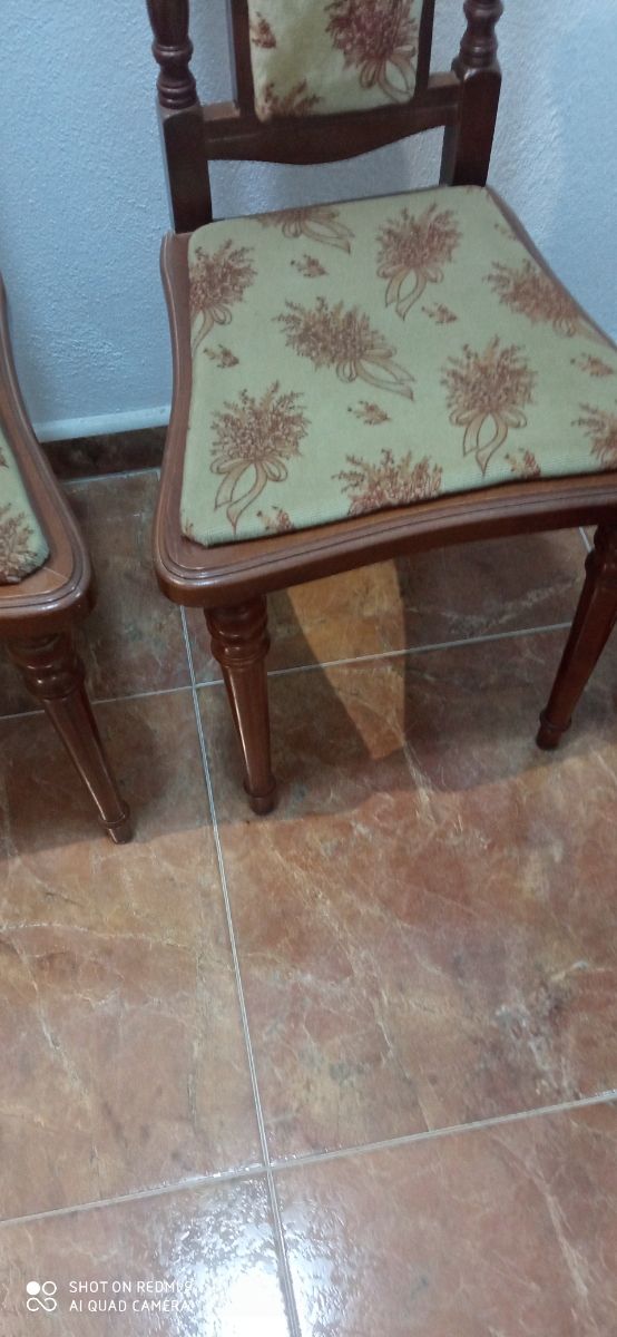 Sillas de comedor con mesa