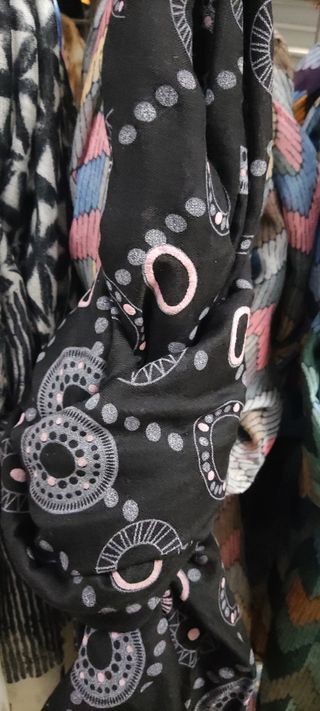 Bufanda negra con detalles rosas y grises