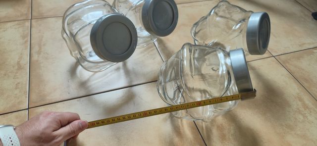 1 Bote de cristal con tapa.