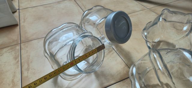 1 Bote de cristal con tapa.