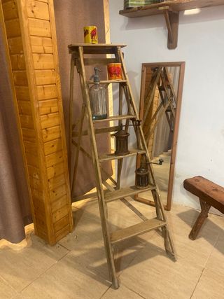 Escalera antigua de madera