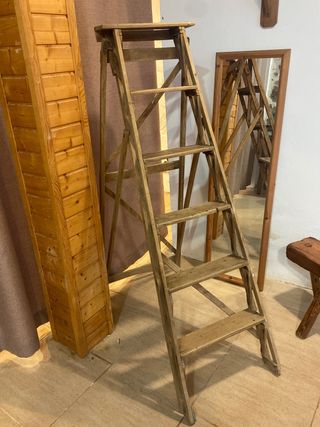 Escalera antigua de madera