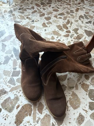 Stivaletti alti in camoscio marrone