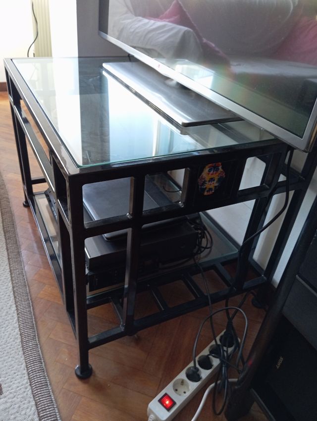 Mesa auxiliar tubo metálico y vidrio