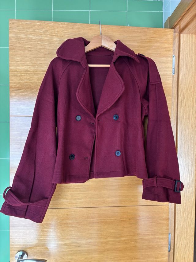 Chaqueta corta color rojo / burdeos