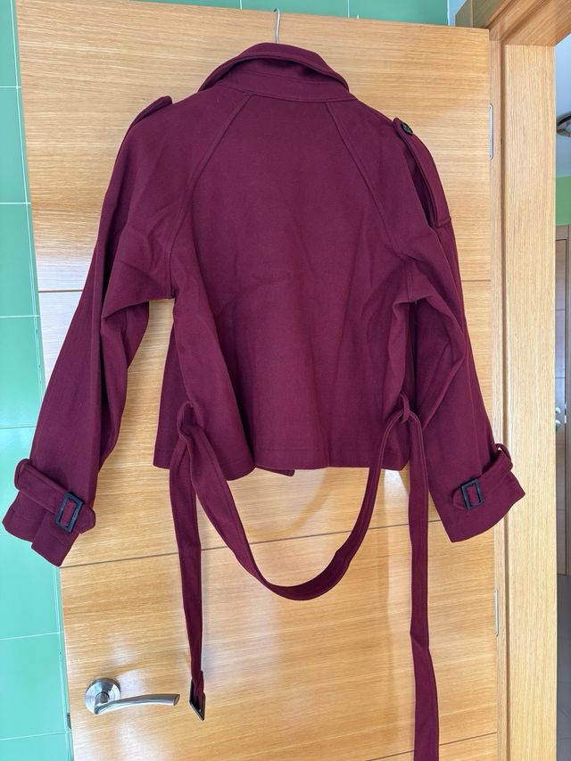 Chaqueta corta color rojo / burdeos
