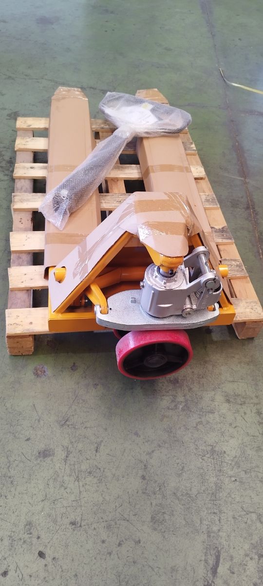 Transpaleta manual 2.500 kg disponible rueda nylon