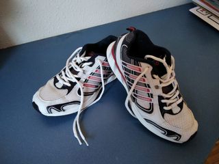 Zapatillas deportivas blancas y rojas