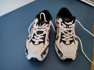 Zapatillas deportivas blancas y rojas