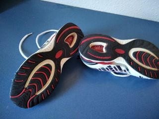 Zapatillas deportivas blancas y rojas