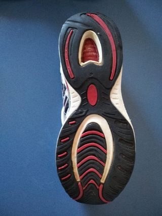 Zapatillas deportivas blancas y rojas
