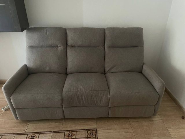 Sofá de tela gris