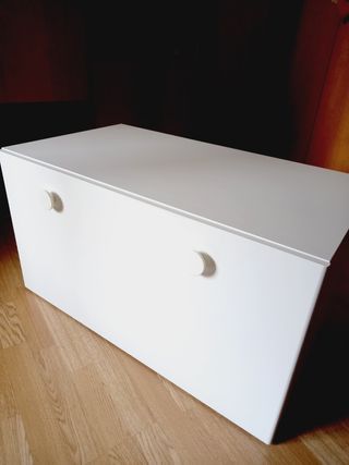 Banco juguetero de madera blanco