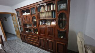 Mueble de comedor de madera y cristal