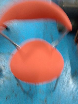 Sillas de oficina naranjas y plateadas