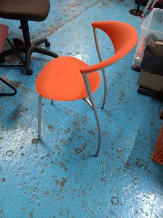 Sillas de oficina naranjas y plateadas
