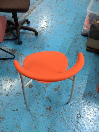 Sillas de oficina naranjas y plateadas