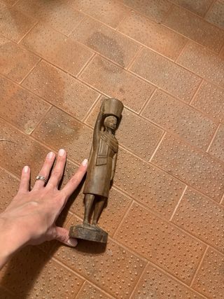 Statua in legno donna con cesto