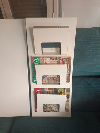 Revistero blanco y dos pizarras magnéticas