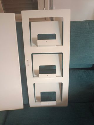 Revistero blanco y dos pizarras magnéticas