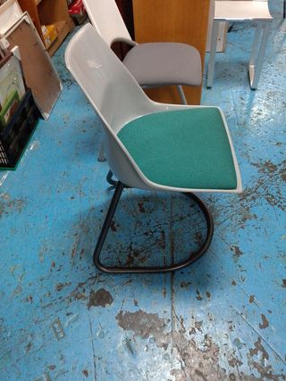 Silla de oficina gris y blanca