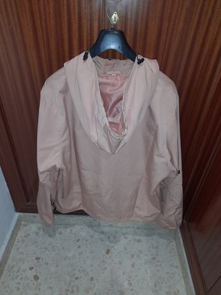 Cortavientos chubasquero rosa