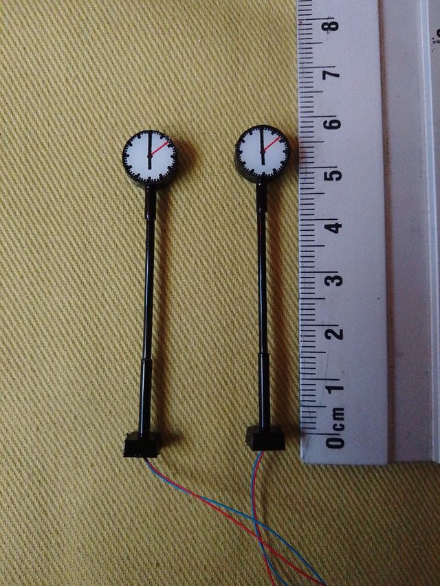 2 Relojes Escala H0 con luz