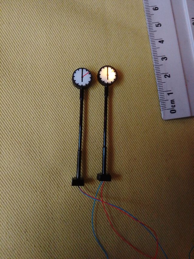 2 Relojes Escala H0 con luz