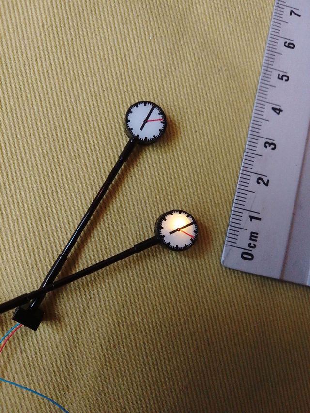 2 Relojes Escala H0 con luz