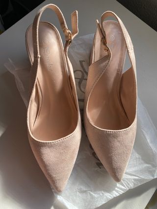 Zapatos tacón bajo beige arena