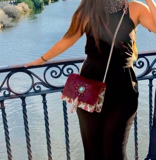 Bolso de pelo burdeos 
