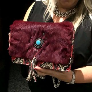 Bolso de pelo burdeos 
