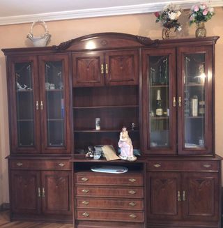 Mueble de salón de madera oscura
