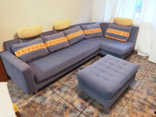 Sofá chaise longe azul con cojines