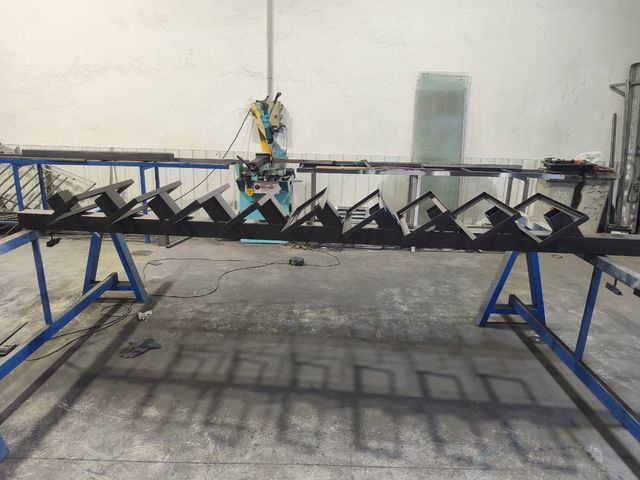 Escalera industrial metálica